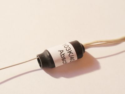 Axial Kondensator 0,01µF/400V mit Abschirmung